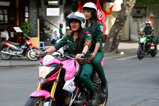 
Vào năm ngoái, Thanh Tú điều khiển chiếc nakedbike Honda CB1000 cũng trong bộ áo Hello Kitty.
