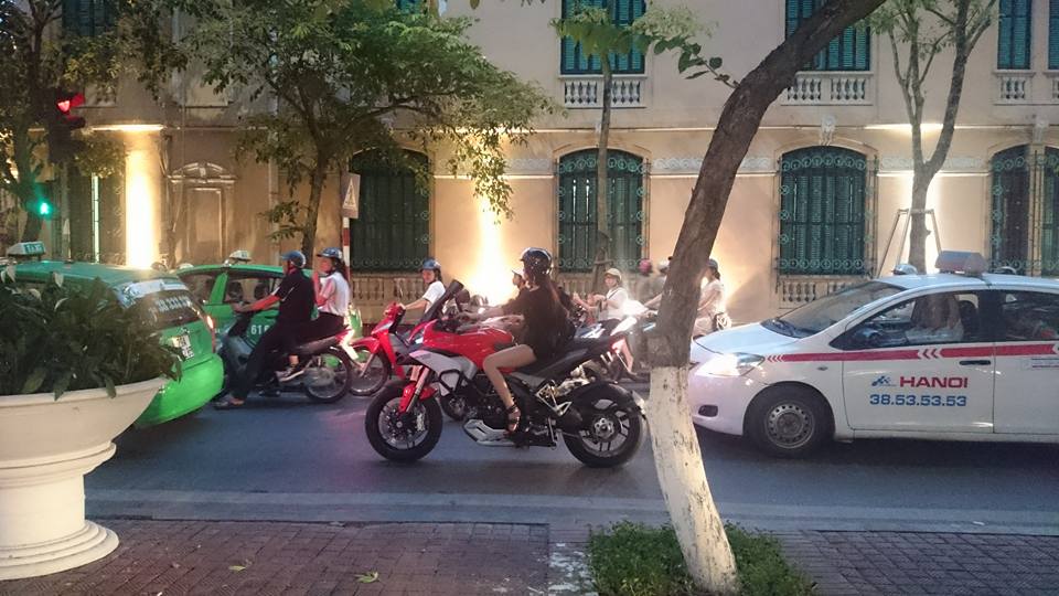 
Cô gái điều khiển Ducati Multistrada 1200 trên đường phố Hà Nội. Ảnh: Thắng Nguyễn
