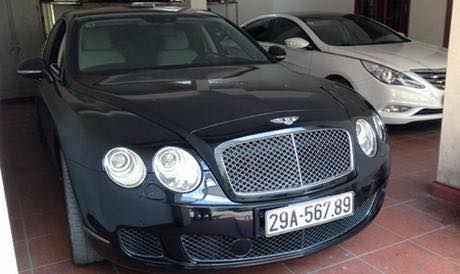 
Một chiếc xe hạng sang mang thương hiệu Bentley cùng biển số tiến 567.89 cực đẹp tại Hà Nội.
