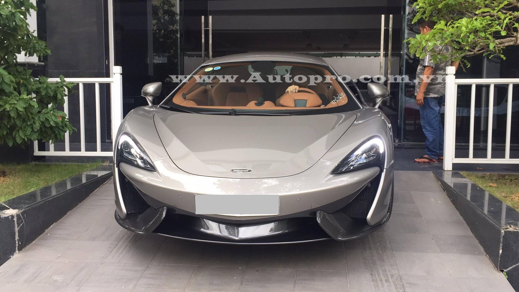 
Vào trưa qua, giới mê xe lại một lần nữa dậy sóng hình ảnh chiếc siêu xe McLaren 570S xuất hiện trong garage của doanh nhân Quốc Cường.
