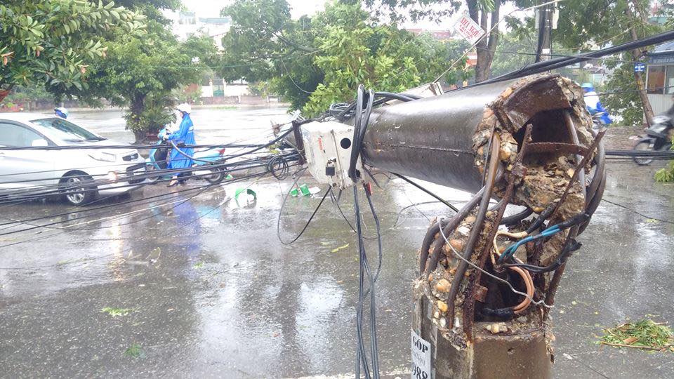 
Nhiều cột điện bị gãy đổ khiến một số khu vực tại Hà Nội mất điện.
