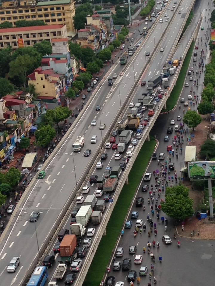 
Trong khi đó, đường vành đai 3 trên cao, hướng xuống đại lộ Thăng Long cũng bị ùn tắc. Nguyên nhân là do 1 chiếc xe tải và ô tô khách va chạm với nhau.
