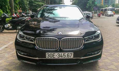 
Chiếc xe BMW của đại gia Hà Nội cũng không thua kém ai khi mang biển số 345.67
