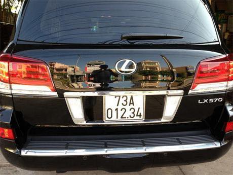
Lexus LX570 với biển số tiến cực độc 012.34 của đại gia Quảng Bình.
