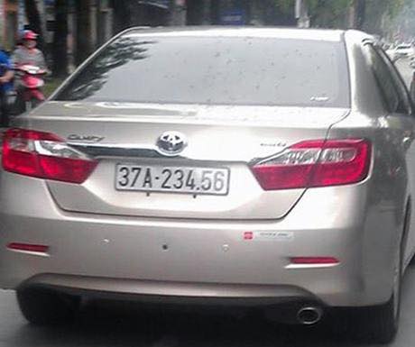 
Xe sedan hạng D Toyota Camry tại Nghệ An cũng được mang biển số tiến 234.56 khiến nhiều người thích thú.

