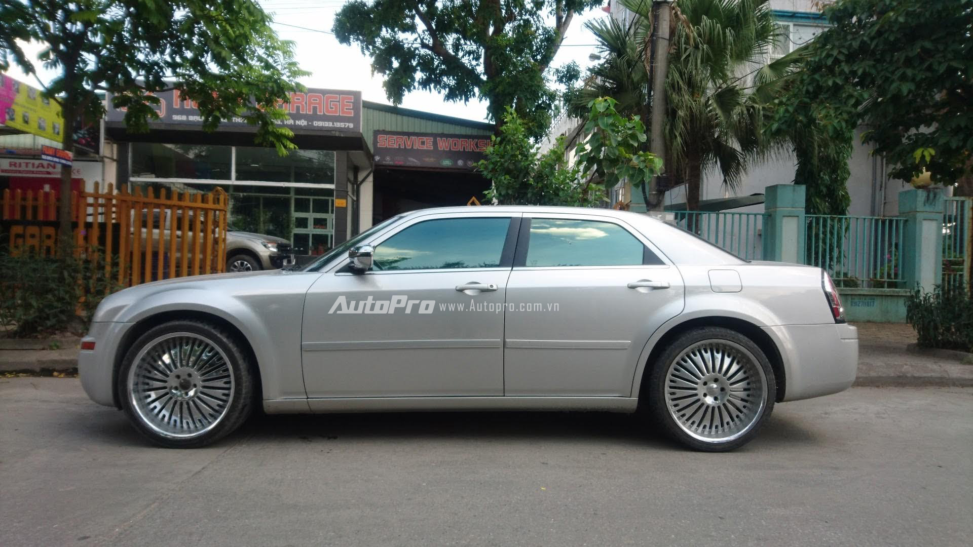 
Chiếc xe Chrysler 300 ban đầu có màu bạc và được một chủ sở hữu tại Hà Nội quyết định thay đổi lại phần ngoại thất để tăng thêm nét cá tính và thoả mãn sở thích cá nhân của mình.
