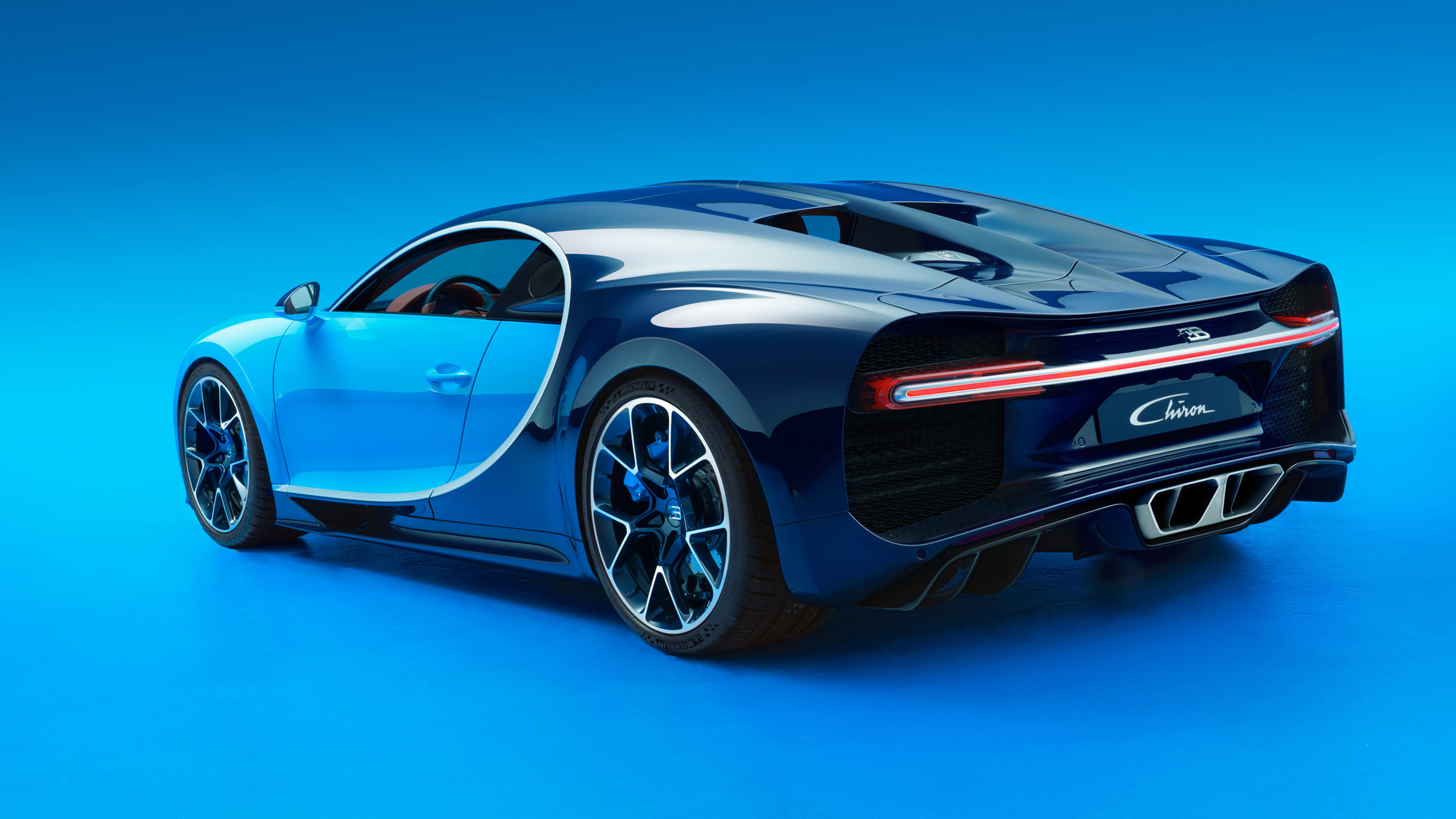 ... và đuôi xe của Bugatti Chiron có thiết kế giống bản phác họa do Selipanov đưa ra.