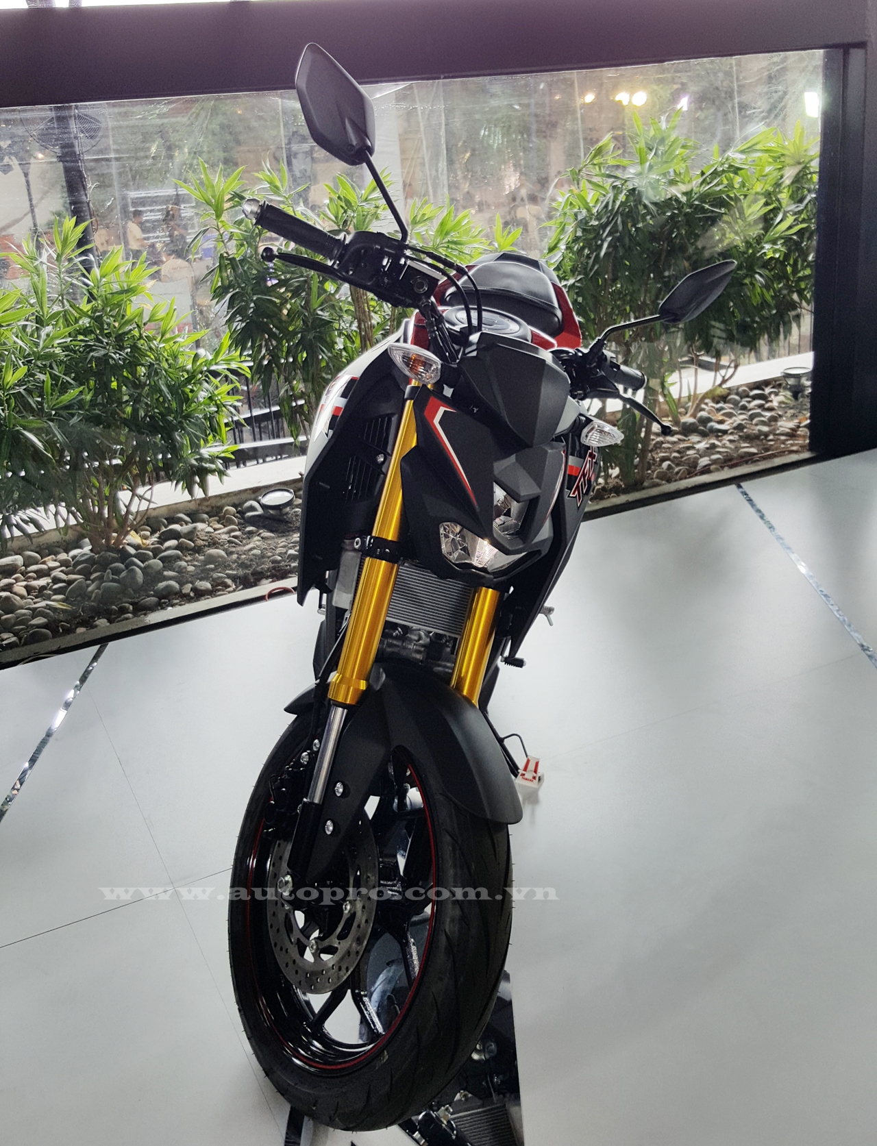 
Yamaha TFX150 được xem là phiên bản naked bike của dòng mô tô thể thao R15. Xe có kích thước tổng thể bao gồm chiều dài 1.955 mm, rộng 795 mm, cao 1.065 mm và chiều dài cơ sở 1.350 mm.
