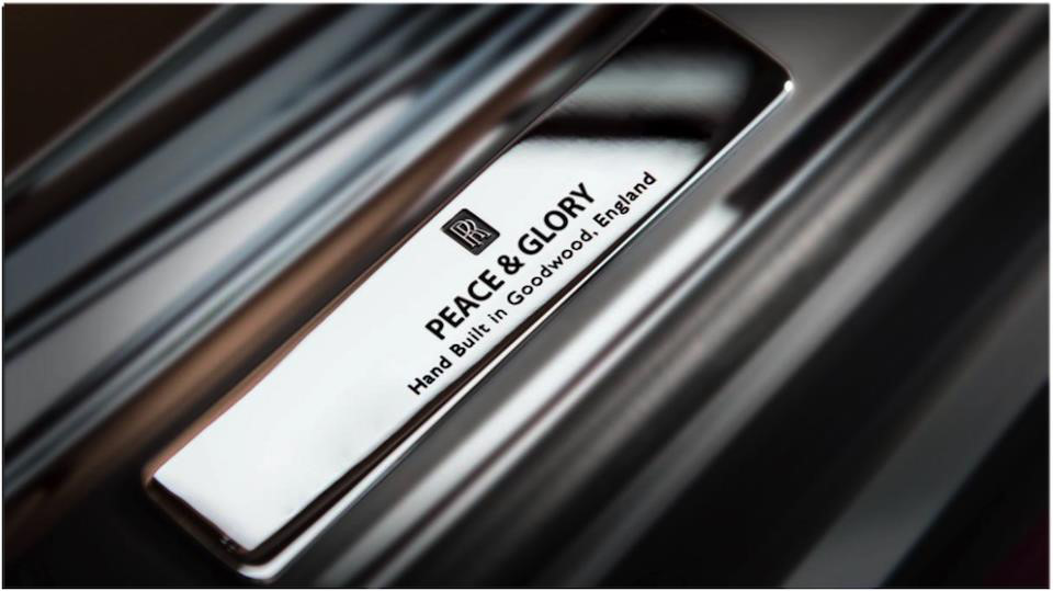 
Bảng tên Rolls-Royce Phantom Peace & Glory được gắn tại bậu cửa của chiếc xe theo những hé lộ từ chính hãng.

