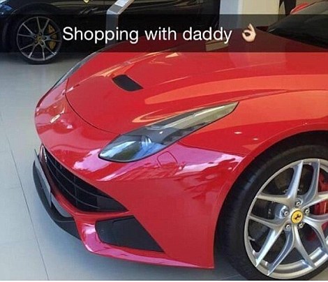 
Một cậu ấm/cô chiêu đã được bố mua cho siêu xe Ferrari trong chuyến sắm sửa đầu năm học.

