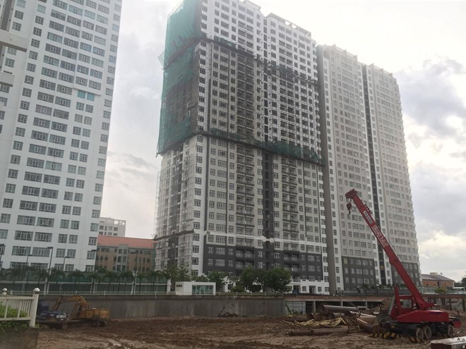 Cũng theo chủ đầu tư, đơn vị thu dọn bùn đất, đền bù thiệt hại cho những chủ của phương tiện bị vùi lấp, đồng thời xem xét lại các vấn đề an toàn trong thi công. Trong ảnh: Chung cư nơi xảy ra sự cố.