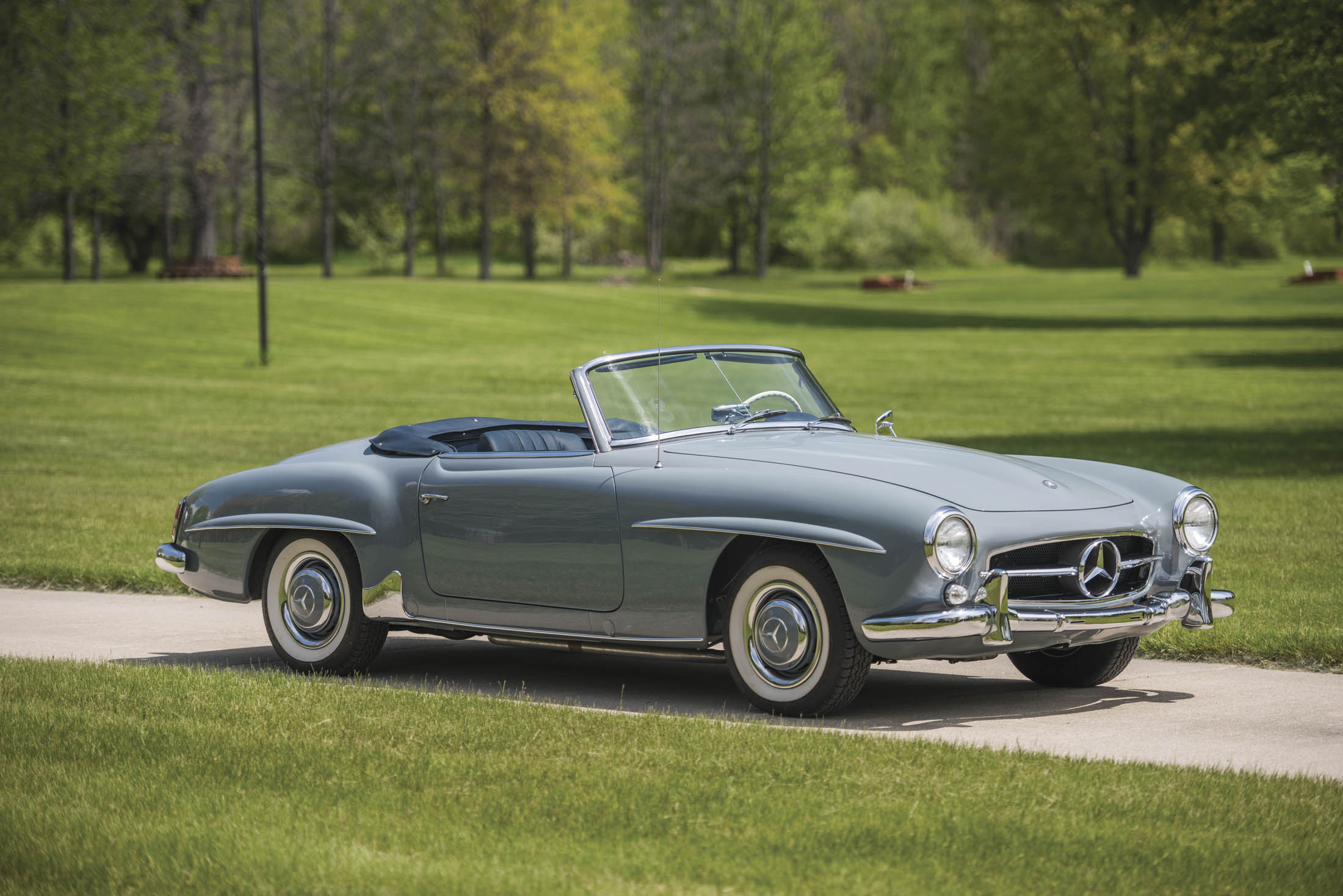 
Với khối động cơ 4 xi-lanh với hộp số sàn 4 cấp có khả năng sản sinh công suất 120 mã lực, chiếc xe 1957 Mercedes-Benz 190 SL cũng được nhiều người quan tâm và đánh giá cao khả năng thu hút sự xuống tay của các đại gia.
