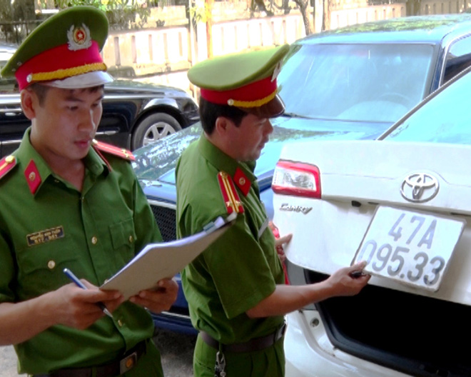 
Lực lượng PC46 Công an Quảng Bình đang kiểm tra chiếc ô tô Camry LE mang biển số giả bị phát hiện bắt giữ.
