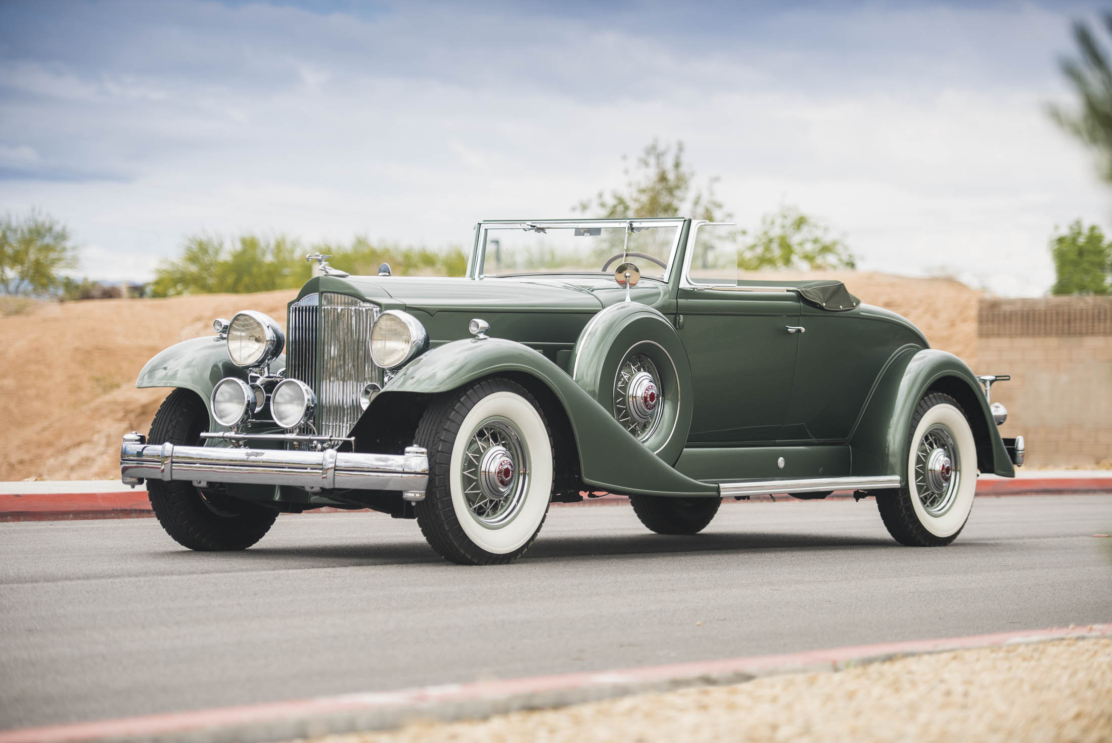 
Một thương hiệu xe ít người biến đến là Packard cũng có những chiếc xe biểu tượng và điển hình đó là 1933 Packard Twelve Coupe Roadster. Chiếc xe này được trang bị động cơ V12 cùng hộp số sàn 3 cấp và có công suất tối đa tới 160 mã lực.
