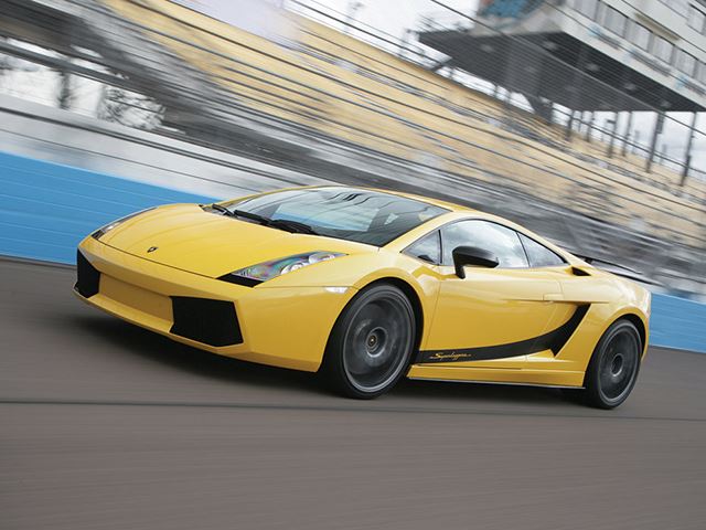 
Màu vàng trên siêu xe Lamborghini: Giống như màu đỏ trên Ferrari, màu vàng đã trở thành sắc màu đặc trưng của Lamborghini. Gần như dòng sản phẩm nào của hãng siêu xe nước Ý cũng sở hữu nước sơn ngoại thất này.
