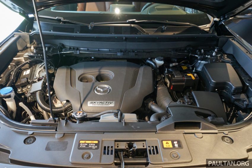 
Điểm nhấn còn lại của Mazda CX-9 thế hệ mới nằm bên dưới nắp capô. Tại đây, bạn sẽ thấy khối động cơ xăng SkyActiv-G 4 xy-lanh, tăng áp, phun nhiên liệu trực tiếp, dung tích 2,5 lít với công nghệ ngắt máy tự động i-stop và tái tạo năng lượng phanh i-ELOOP.
