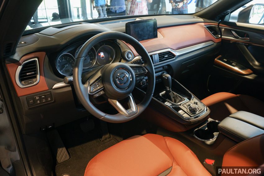 
Bước vào bên trong Mazda CX-9 thế hệ mới, người lái sẽ được chào đón bằng không gian nội thất cao cấp hơn hẳn phiên bản cũ.
