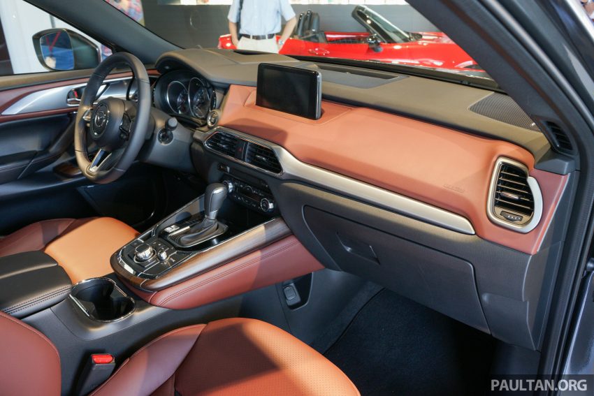 
Những trang thiết bị quen thuộc của Mazda CX-9 2016 gồm có màn hình hiển thị thông tin trên kính chắn gió, hệ thống thông tin giải trí MZD và điều hòa không khí tự động. 
