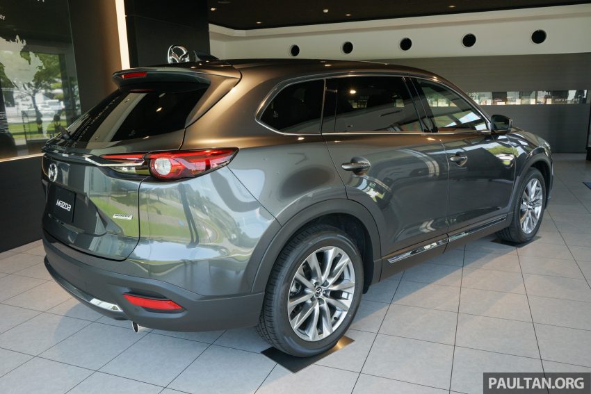 Chiếc Mazda CX-9 2016 trong những hình ảnh chụp thực tế tại Nhật Bản được sơn màu xám Machine Grey cao cấp mới.