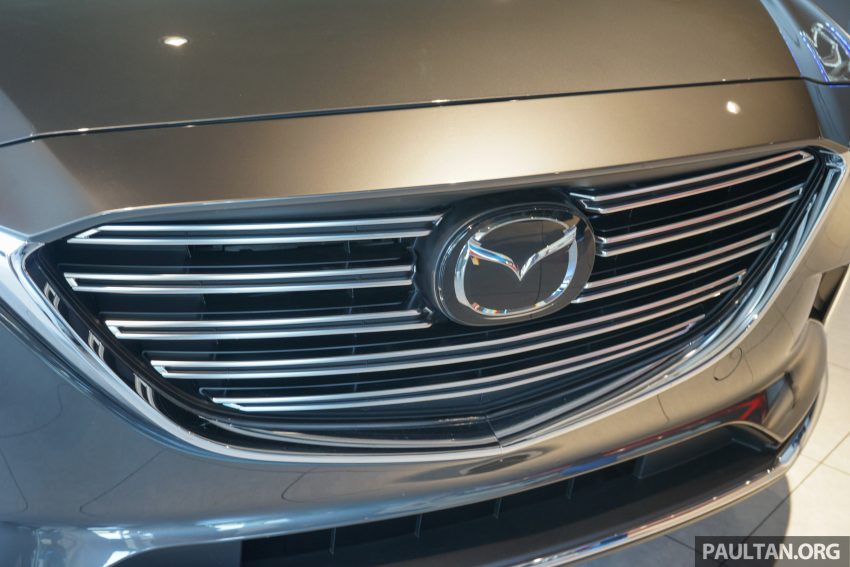 
Qua hình ảnh thực tế, có thể thấy CX-9 thế hệ mới được trang bị lưới tản nhiệt quen thuộc của nhãn hiệu Mazda. 

