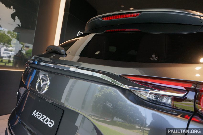 
Nối giữa hai cụm đèn hậu là dải crôm, nằm ngay trên logo Mazda. 
