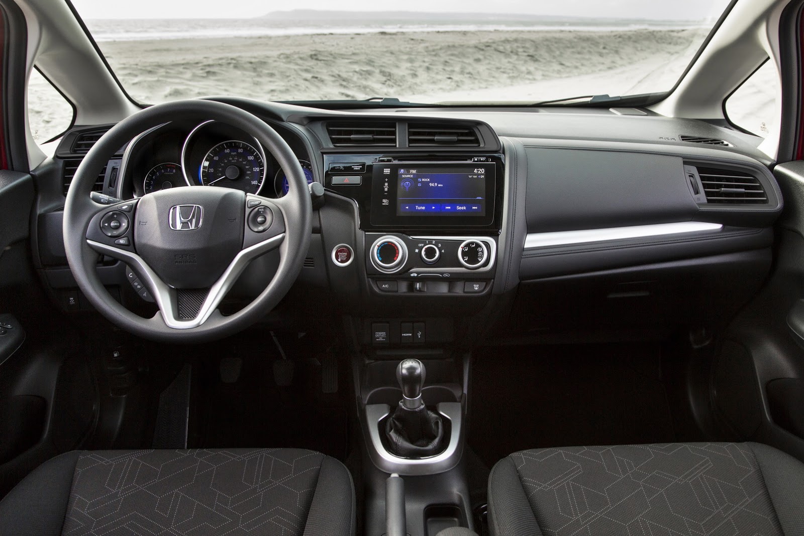 
Những trang thiết bị tùy chọn của Honda Fit LX 2017 tại thị trường Mỹ bao gồm nút bấm khởi động máy, cửa sổ trời mở một chạm, dàn âm thanh với màn hình cảm ứng 7 inch, hệ thống HondaLink thế hệ mới và ghế bọc da sưởi ấm.
