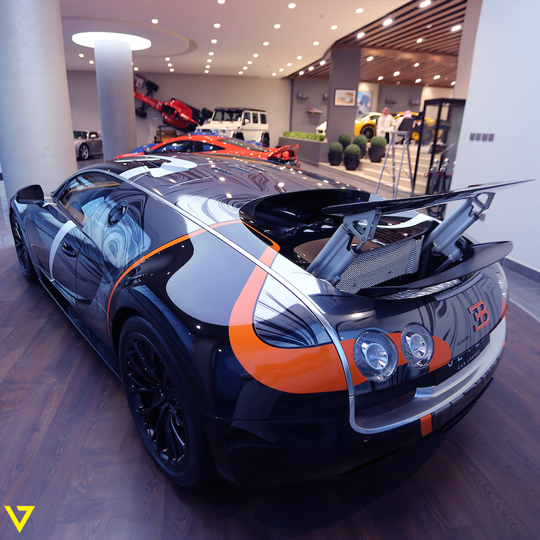 
Đại lý siêu xe Seven Car Lounge nổi tiếng ở Ả-Rập Xê-Út mới đây đã gây bất ngờ khi rao bán ông hoàng tốc độ Bugatti Veyron Super Sport độc nhất vô nhị. Điểm nhấn của chiếc siêu xe Bugatti Veyron Super Sport có một không hai này nằm ở bộ cánh ngoại thất cực bóng bẩy.
