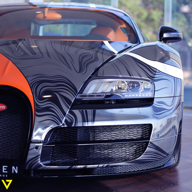 
Chiếc siêu xe Bugatti Veyron Super Sport độc nhất vô nhị đang được rao bán thuộc phiên bản 2014. Tính trên toàn thế giới, chỉ có đúng 45 chiếc siêu xe Bugatti Veyron Super Sport tương tự được sản xuất. Do đó, chẳng có gì lạ khi chiếc Bugatti Veyron Super Sport này được rao bán với giá cao, lên đến 2,9 triệu Euro, tương đương 3,2 triệu USD.
