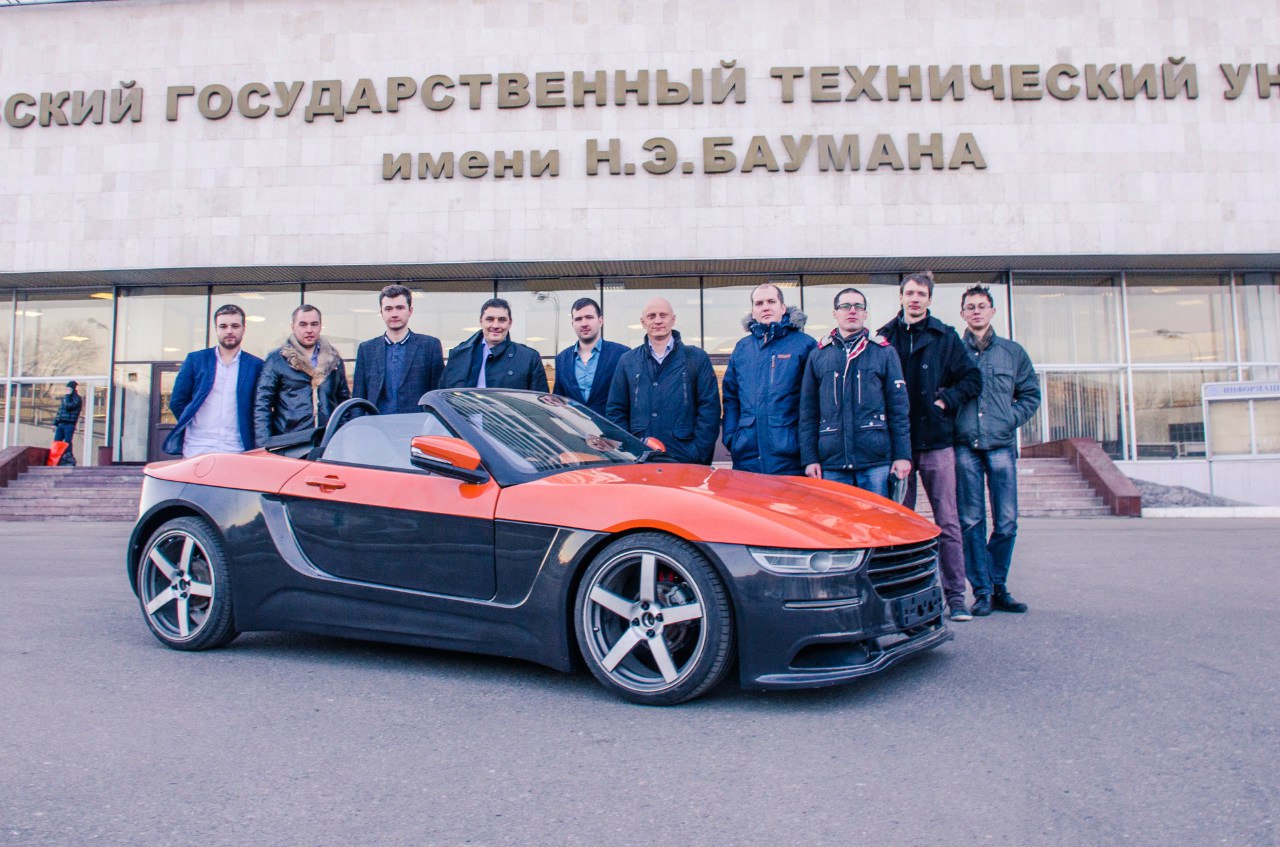 
Nhóm sinh viên Nga chụp ảnh cùng chiếc xe mui trần tự chế tạo.
