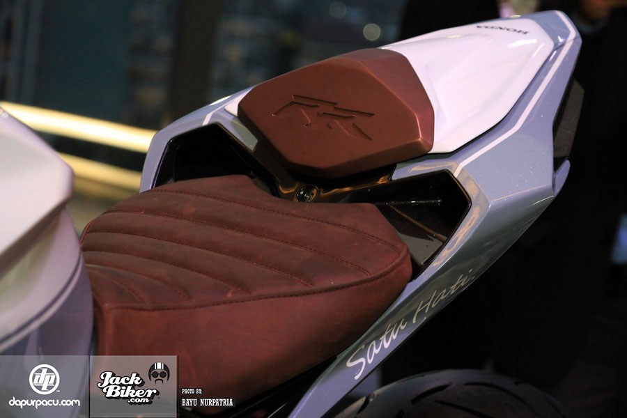 
Bản thân yên đơn dành cho 1 người ngồi của chiếc Honda CBR250RR phiên bản độ cũng được bọc màu nâu đồng tông xuyệt tông. 
