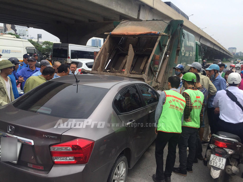 
Theo nguồn tin ban đầu, chiếc Honda City do một người phụ nữ cầm lái đã bất ngờ lao thẳng vào đuôi xe rác đang dừng chờ đèn đỏ.
