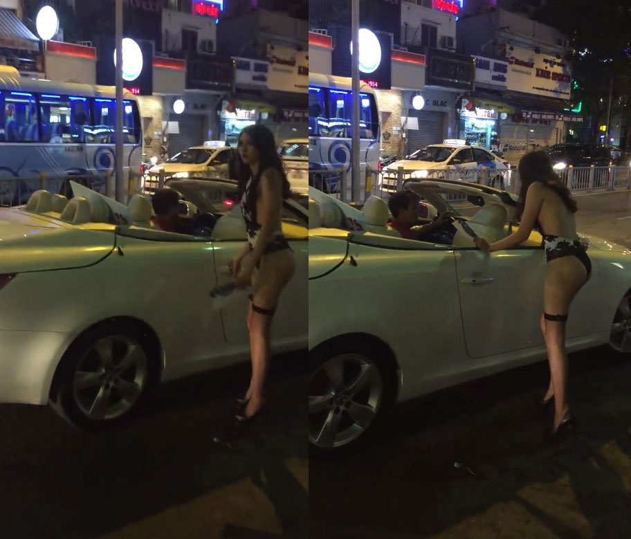 
Hot girl mặc bikini đi phát tờ rơi bằng xe Lexus mui trần. Ảnh cắt từ video

