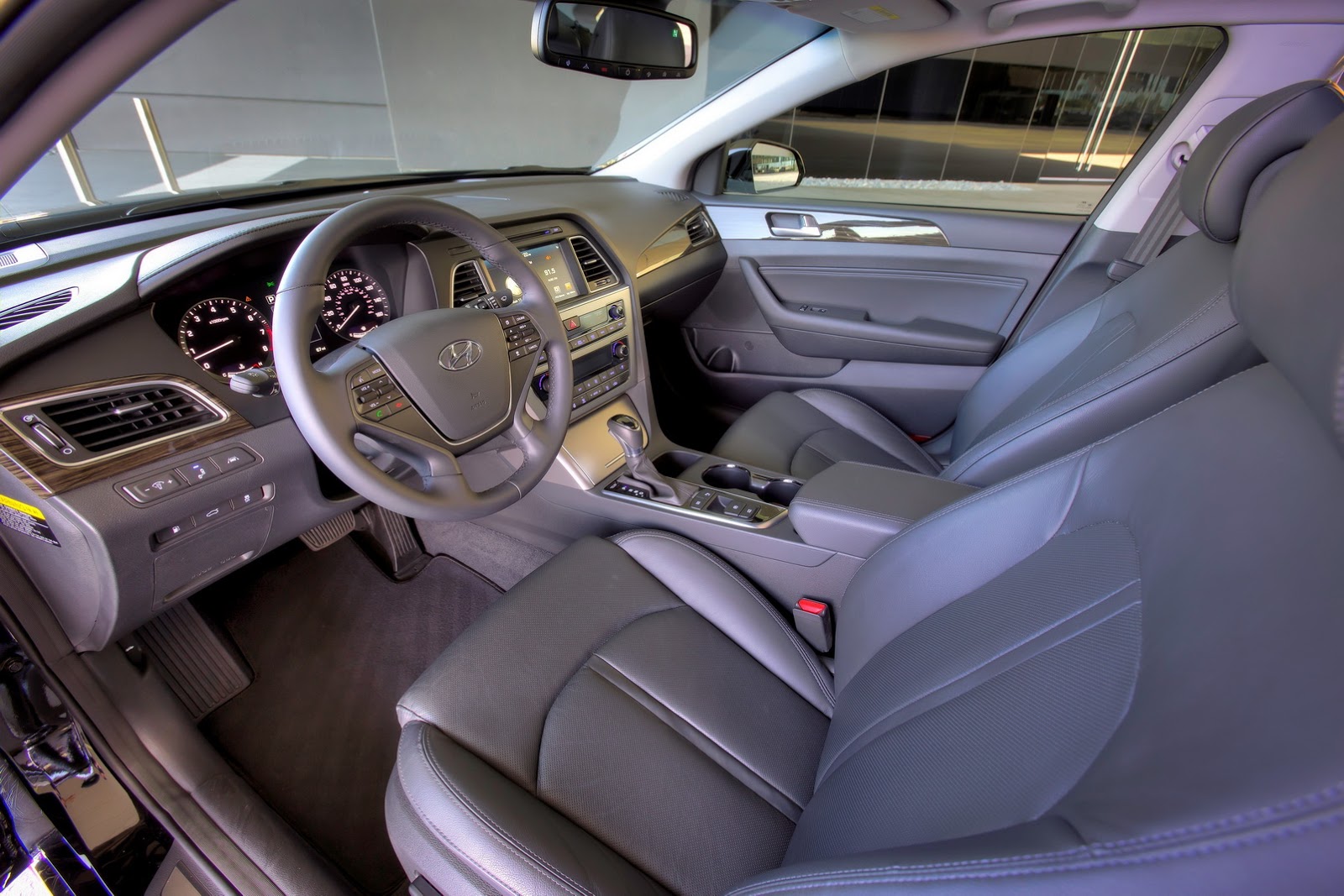 
Trong số những trang thiết bị tiêu chuẩn của Hyundai Sonata 2017 có cả hệ thống kiểm soát ổn định thân xe, cân bằng điện tử, kiểm soát lực bám đường, 7 túi khí, phanh đĩa trên 4 bánh, chống bó cứng phanh ABS, phân bổ lực phanh điện tử và trợ lực phanh.
