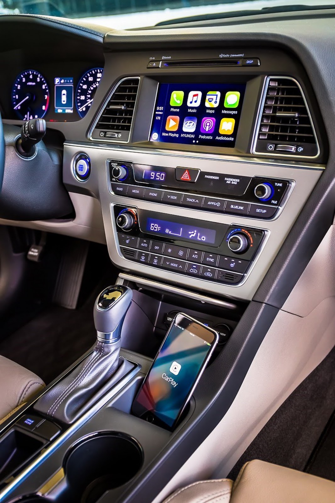 
Trong khi đó, các trang thiết bị tùy chọn của đối thủ dành cho Toyota Camry và Honda Accord là nắp cốp thông minh mở rảnh tay, màn hình định vị 8 inch, ứng dụng Apple CarPlay cũng như Android Auto, phanh đỗ xe điện tử cùng hệ thống viễn tin Blue Link.
