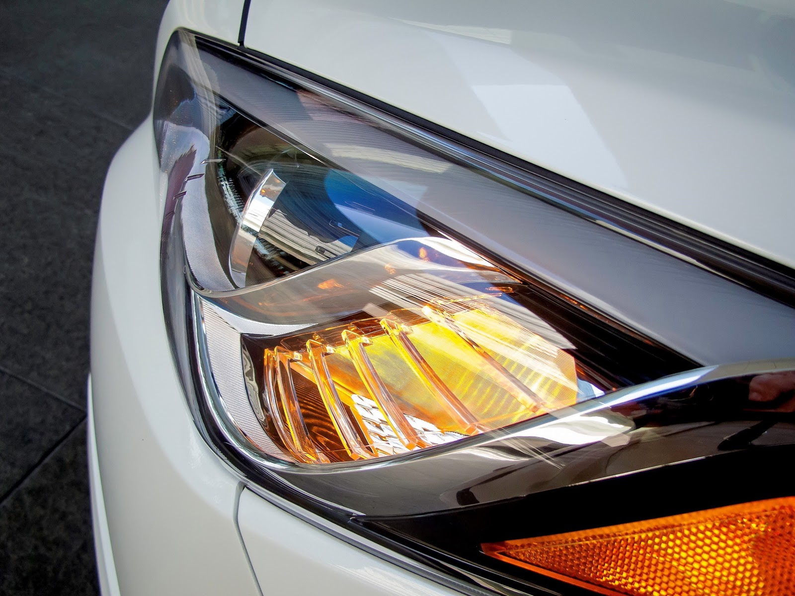 
Ở phiên bản mới, Hyundai Sonata được trang bị 3 tùy chọn động cơ, nhiều công nghệ hiện đại hơn và đèn pha bẻ theo góc cua linh hoạt.
