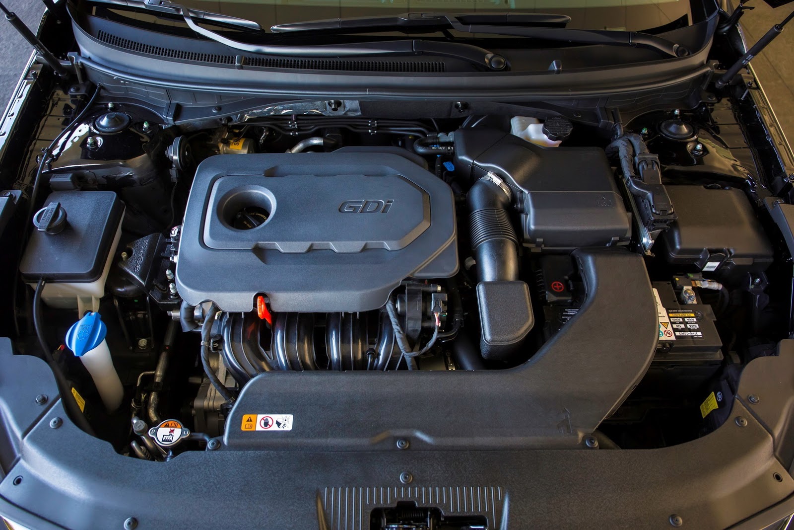 
Tại thị trường Mỹ, Hyundai Sonata 2017 bản tiêu chuẩn sử dụng động cơ xăng Theta II GDI, dung tích 2,4 lít, sản sinh công suất tối đa 185 mã lực và mô-men xoắn cực đại 241 Nm. 

