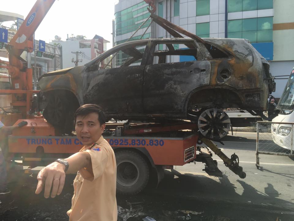 
Chiếc SUV 7 chỗ cháy toàn bộ. Ảnh: Phạm Vương Khắc Bình
