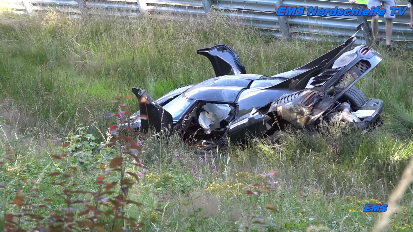 
Siêu xe Koenigsegg One:1 tại hiện trường vụ tai nạn.
