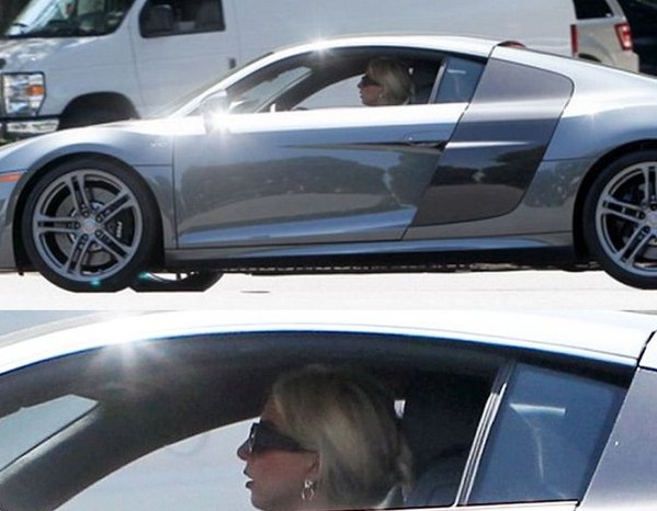 
Lady Gaga cầm lái siêu xe Audi R8 GT trên phố.
