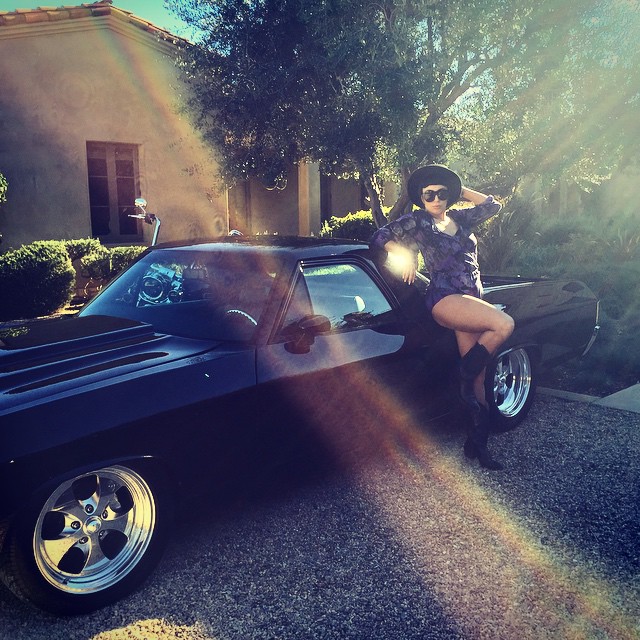 
Lady Gaga tạo dáng bên chiếc Chevrolet El Camino màu đen.
