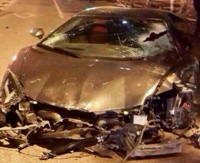 
Trong năm 2014 hai vụ tai nạn nghiêm trọng liên quan đến siêu xe Lamborghini Aventador LP700-4 tại Trung Quốc khiến nhiều người không khỏi xót xa. Vụ đầu tiên xảy ra vào cuối tháng 1, một chiếc Aventador đã đâm vào hàng rào chắn bên đường khiến phần đầu xe nát bét, kính chắn gió xuất hiện một vết thủng khá lớn và một bánh xe sau long hẳn ra khỏi trục.
