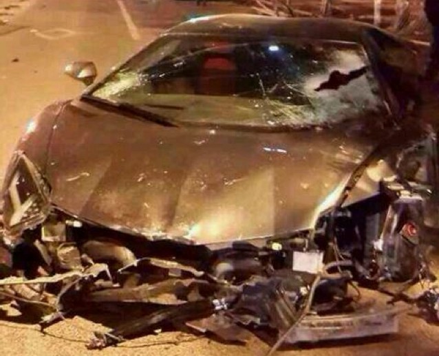 Trong năm 2014 hai vụ tai nạn nghiêm trọng liên quan đến siêu xe Lamborghini Aventador LP700-4 tại Trung Quốc khiến nhiều người không khỏi xót xa. Vụ đầu tiên xảy ra vào cuối tháng 1, một chiếc Aventador đã đâm vào hàng rào chắn bên đường khiến phần đầu xe nát bét, kính chắn gió xuất hiện một vết thủng khá lớn và một bánh xe sau long hẳn ra khỏi trục.