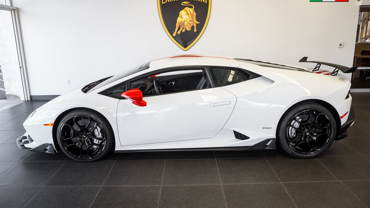 
Theo đại lý Lamborghini Newport Beach, chiếc Lamborghini Huracan này còn được lắp một số gói phụ kiện khác, mang tên có tên Track Telemetry Package, Lamborghini Script và Shield Puddle Lights.
