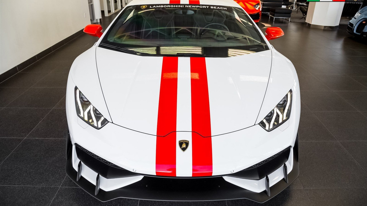 
Xe được sơn màu ngoại thất trắng muốt Bianco Monocerus với dải màu đỏ đối lập. Đây là một phần của gói phụ kiện Aesthetics Graphics Kit chính hãng dành cho Lamborghini Huracan.
