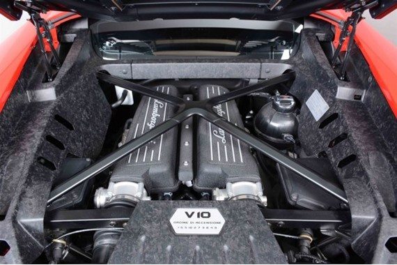 
Tất nhiên, trái tim của Lamborghini Huracan Miura Hommage Edition vẫn là khối động cơ V10, hút khí tự nhiên, dung tích 5,2 lít, sản sinh công suất tối đa 610 mã lực tại vòng tua máy 8.250 vòng/phút và mô-men xoắn cực đại 560 Nm tại vòng tua máy 6.500 vòng/phút. Động cơ của Huracan kết hợp với hộp số ly hợp kép 7 cấp đầu tiên của Lamborghini và hệ dẫn động 4 bánh toàn thời gian. Nhờ đó, siêu bò mất 3,2 giây để tăng tốc từ 0-100 km/h trước khi đạt vận tốc tối đa 325 km/h.
