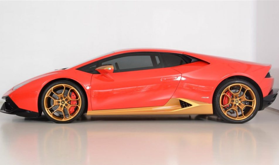 
Điểm nhấn của Lamborghini Huracan Miura Hommage Edition là màu sơn ngoại thất đỏ Rosso Mars. Phần bên dưới, gần gầm xe, được sơn màu vàng đồng lạ mắt, tông xuyệt tông với bộ vành la-zăng. 
