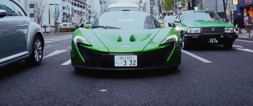 
McLaren P1 len lỏi trên những con phố đông đúc của thủ đô Tokyo. Ảnh cắt từ video
