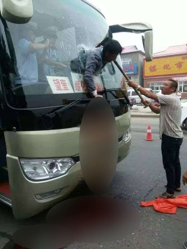 
Lực lượng giải cứu đập vỡ kính chắn gió của chiếc xe buýt để đưa người đàn ông ra.
