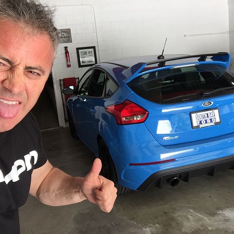 
Nam diễn viên LeBlanc chụp ảnh cùng chiếc Ford Focus RS mới.

