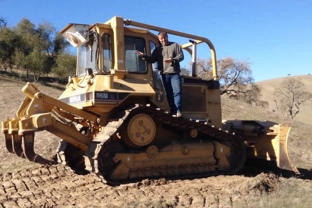 Máy xúc Caterpillar của người dẫn chương trình Top Gear.